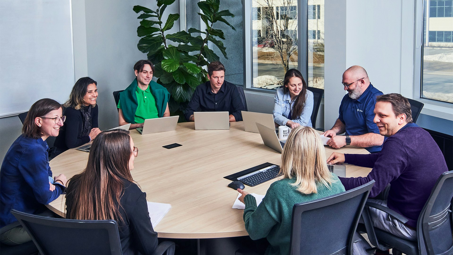 meeting between employees round table